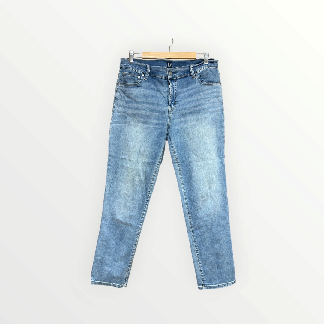 Women's Gap Denim Girlfriend Mid Rise Jeans Size: 30