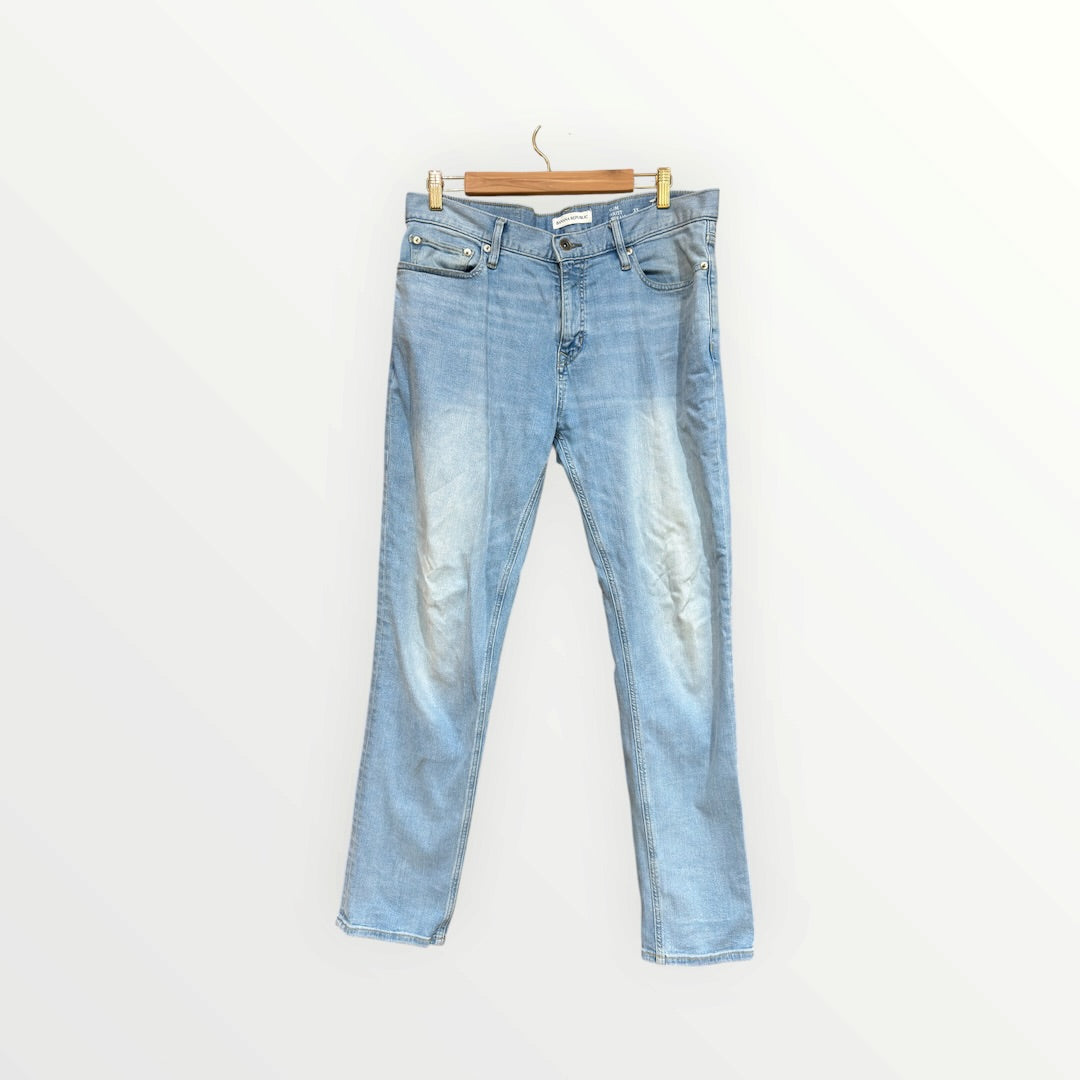 Banana Republic Men's Slim Waist Inseam Light Wash Jeans Size: 33 x 32