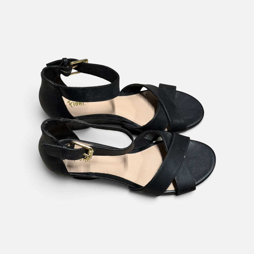 Fioni Black Wedge Sandals Size: 7