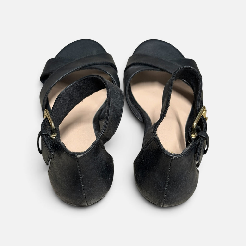 Fioni Black Wedge Sandals Size: 7