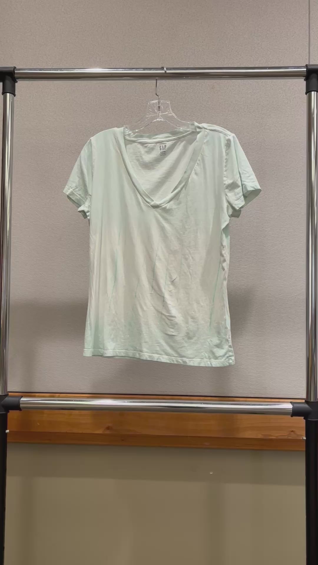 Gap Women V-neck Cotton T-Shirt Size: PM