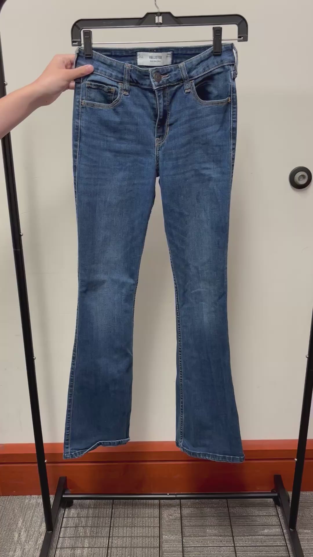 Hollister Women's Mid-Rise Boot Jeans Size: 2R W26R